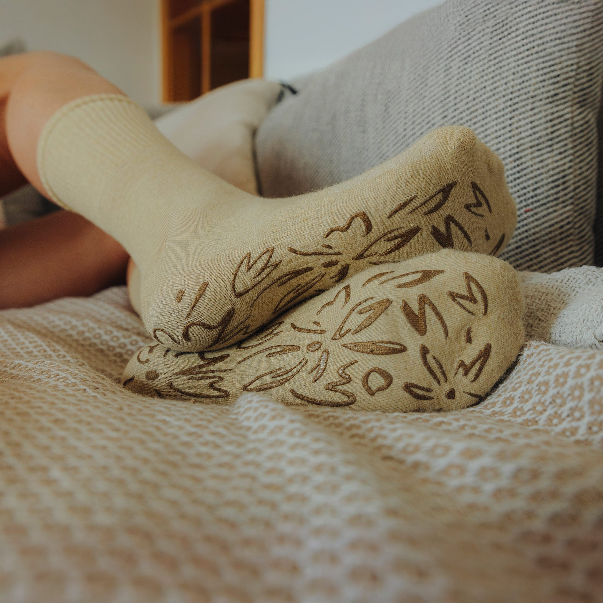 Humktnn | Adult Organic Cotton Grip Socks in Lemon – 2-Pair Pack